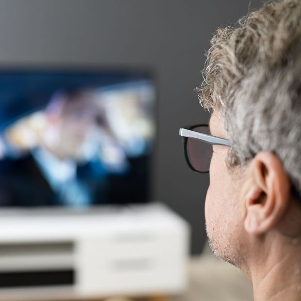 Relacionan los comportamientos sedentarios frente a la televisión con un mayor riesgo de demencia. Foto: Bigstock