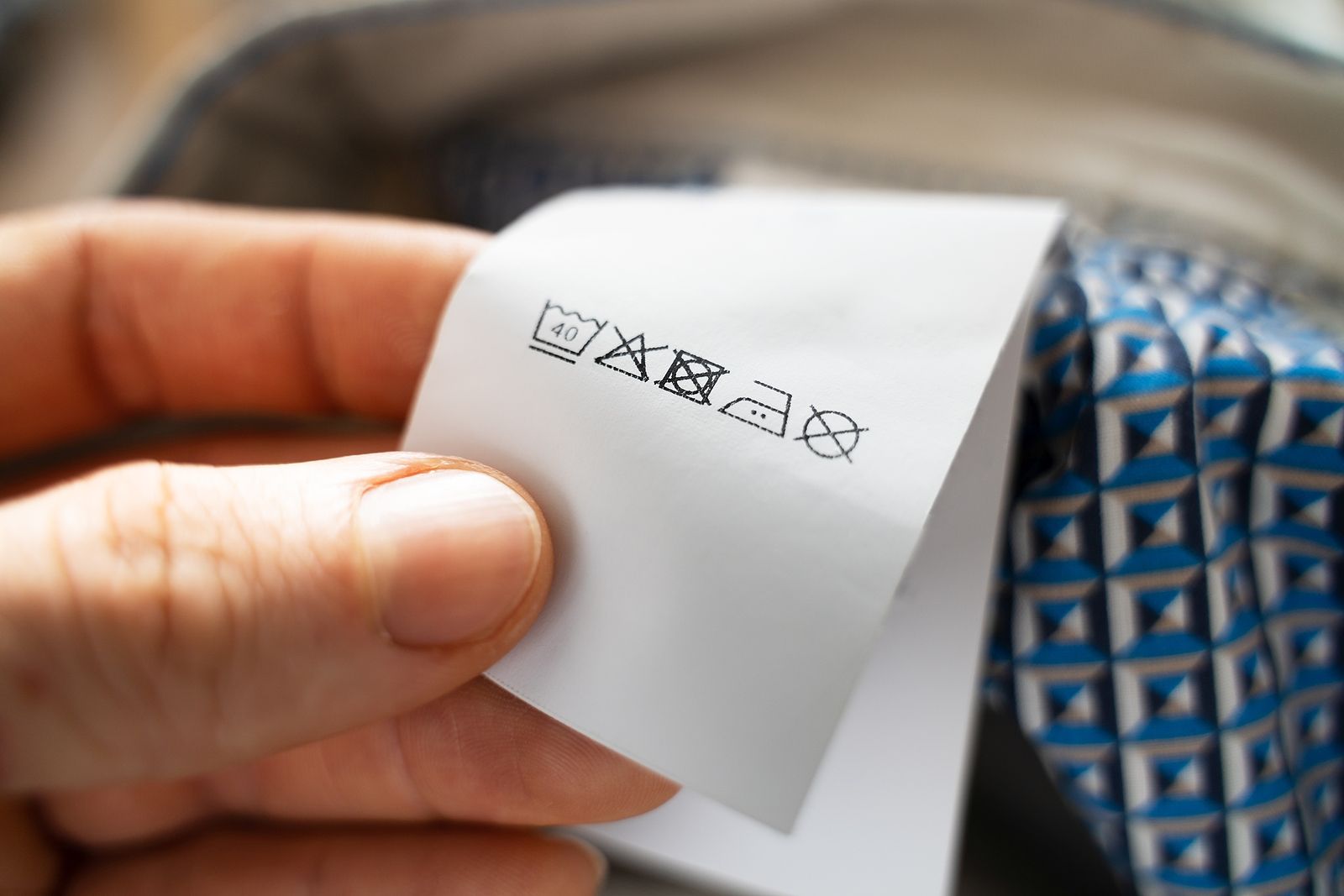 Símbolos en las etiquetas de la ropa: conoce su significado para no arruinar tus coladas. Foto: Bigstock