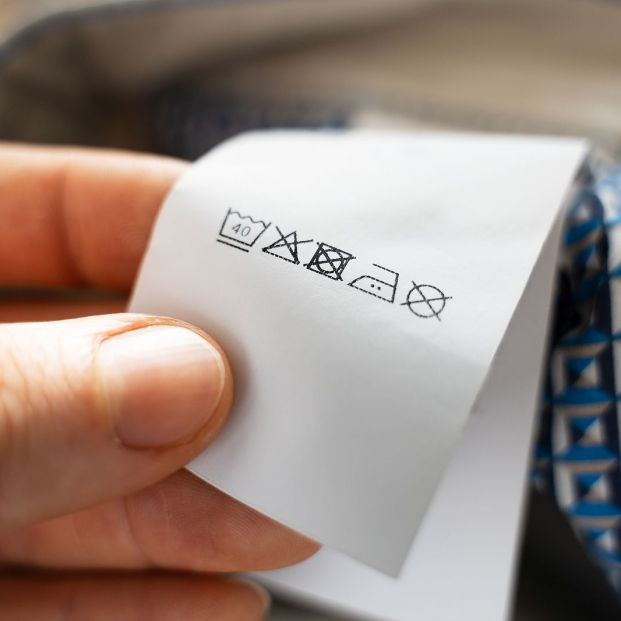 Símbolos en las etiquetas de la ropa: conoce su significado para no arruinar tus coladas. Foto: Bigstock Símbolos en las etiquetas de la ropa: conoce su significado para no arruinar tus coladas. Foto: Bigstock