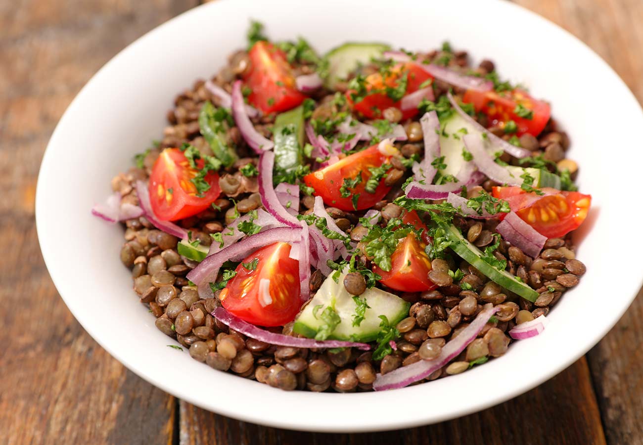 Ensalada de lentejas con tomate y pepino. Foto: Bigstock