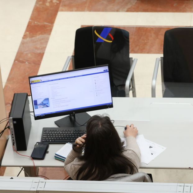 La Agencia Tributaria convoca 900 plazas de auxiliares de Administración e Información para la Renta. Foto: Europa Press