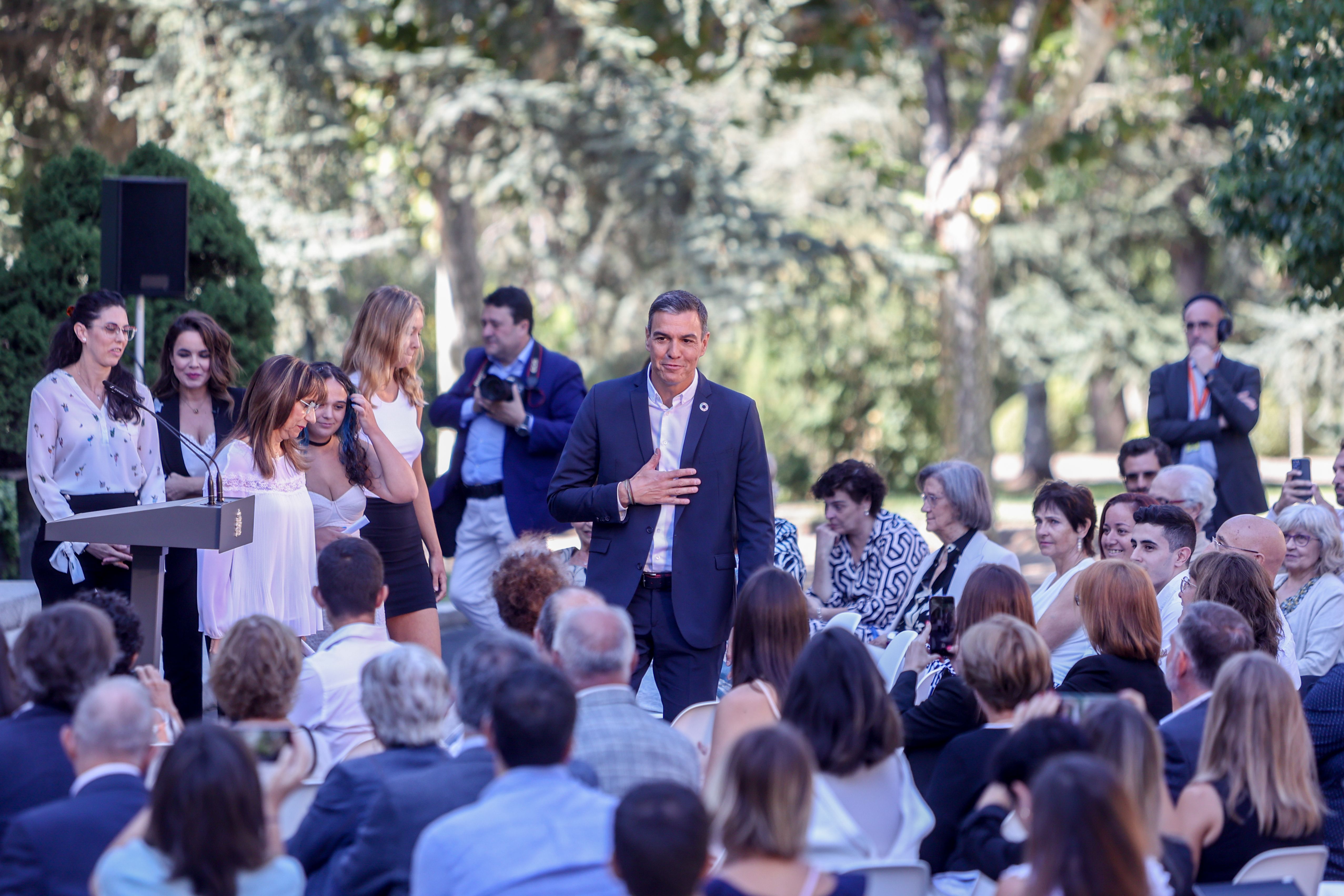 Pedro Sánchez: "La dignidad salarial y laboral también llena la hucha de las pensiones"