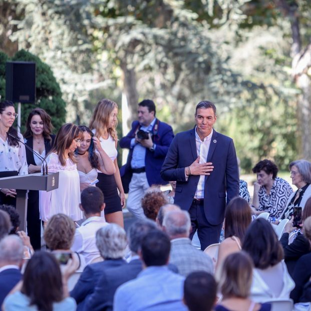 Pedro Sánchez: "La dignidad salarial y laboral también llena la hucha de las pensiones"