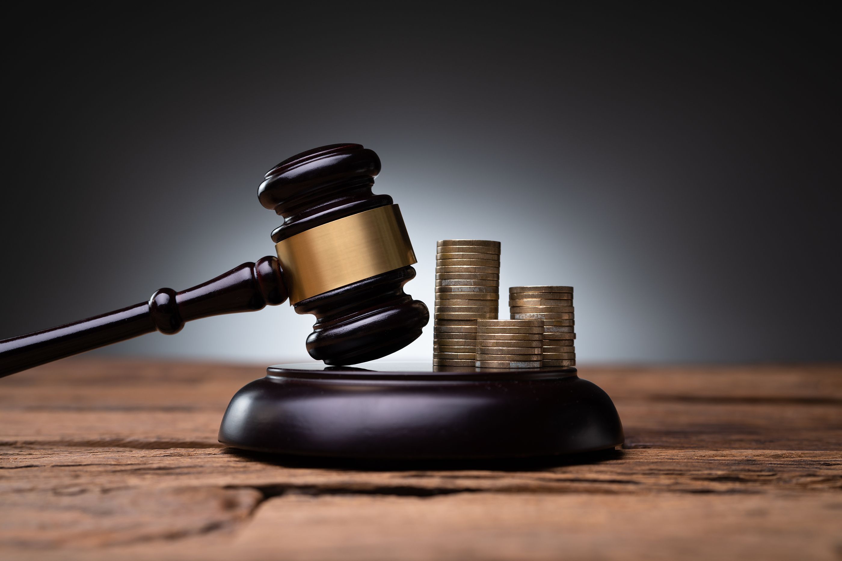 Embargos judiciales sobre el sueldo o pensión. bigstock Law Litigation In Courtroom M 454074887