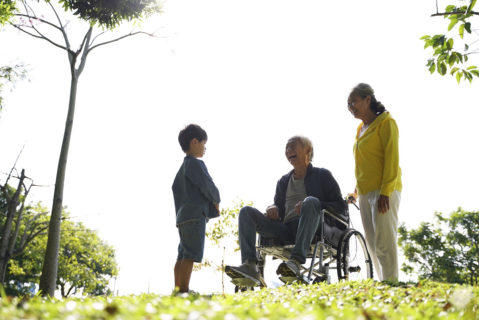 'Bebés trabajadores': el curioso programa de una residencia de mayores japonesa