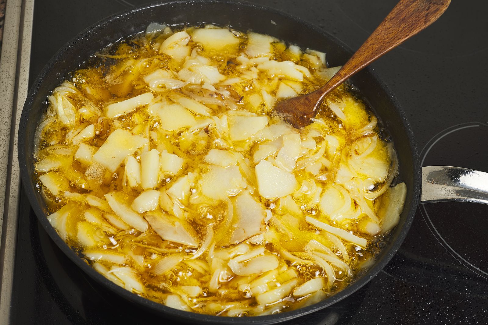 Tortilla de patatas: los errores que cometemos al cocinarla