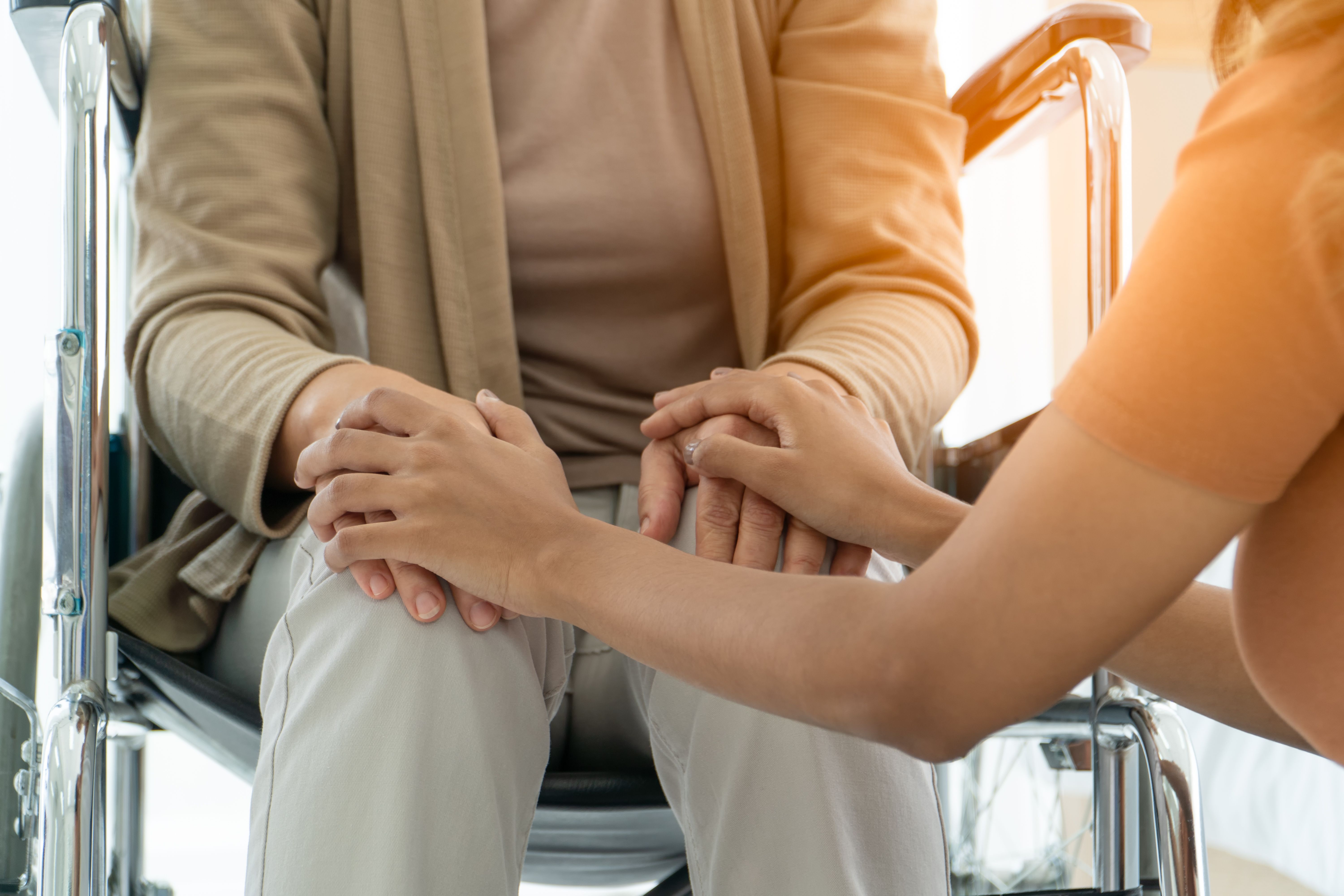 El 94% de las personas que "dan un paso atrás" en su carrera profesional para cuidar son mujeres. Foto: Bigstock