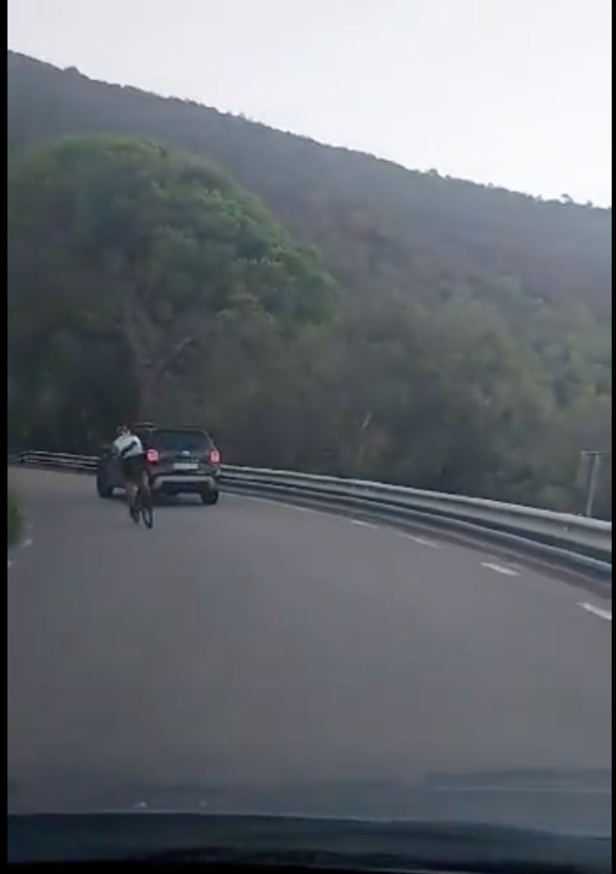 VÍDEO I Multa para el ciclista temerario: intenta adelantar en una curva y acaba atropellado