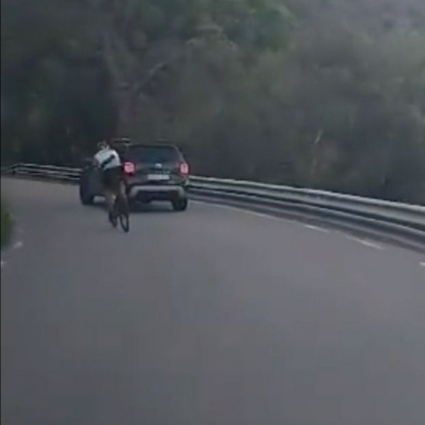 VÍDEO I Multa para el ciclista temerario: intenta adelantar en una curva y acaba atropellado VÍDEO I Multa para el ciclista temerario: intenta adelantar en una curva y acaba atropellado