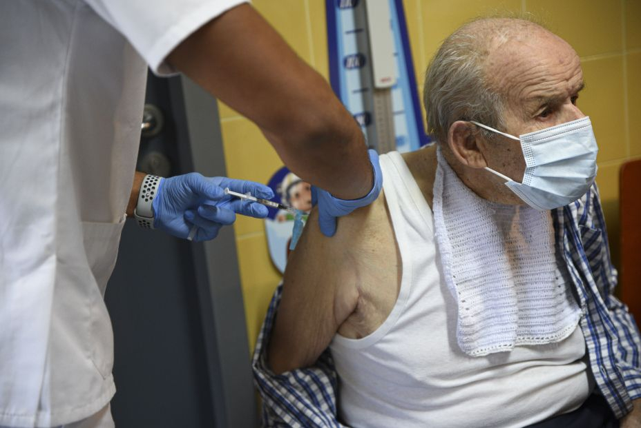 EuropaPress 4036898 hombre recibe dosis vacuna contra gripe centro salud plaza segovia 27