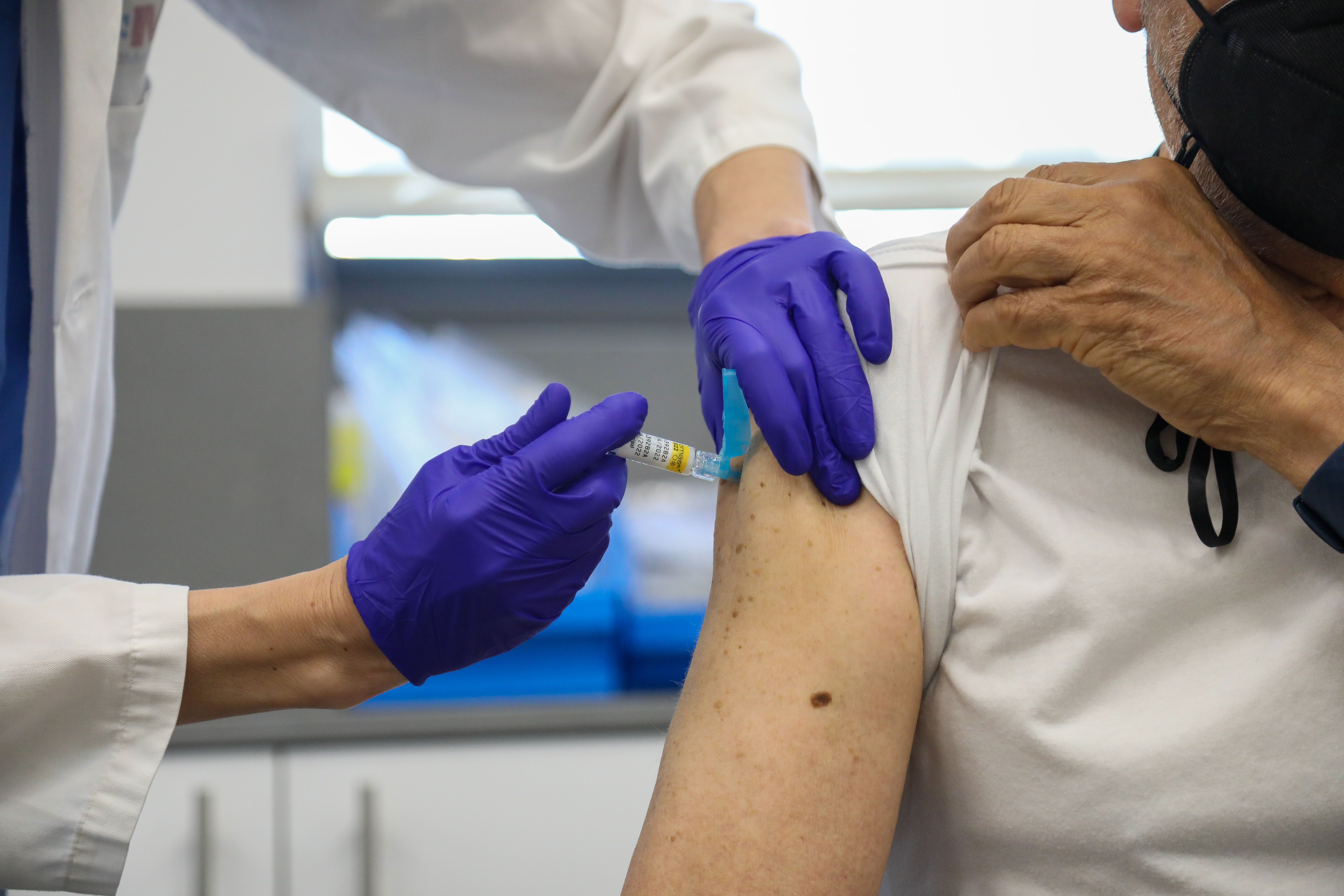 El ECDC y la EMA aconsejan priorizar las vacunas adaptadas a ómicron entre los mayores de 60 años
