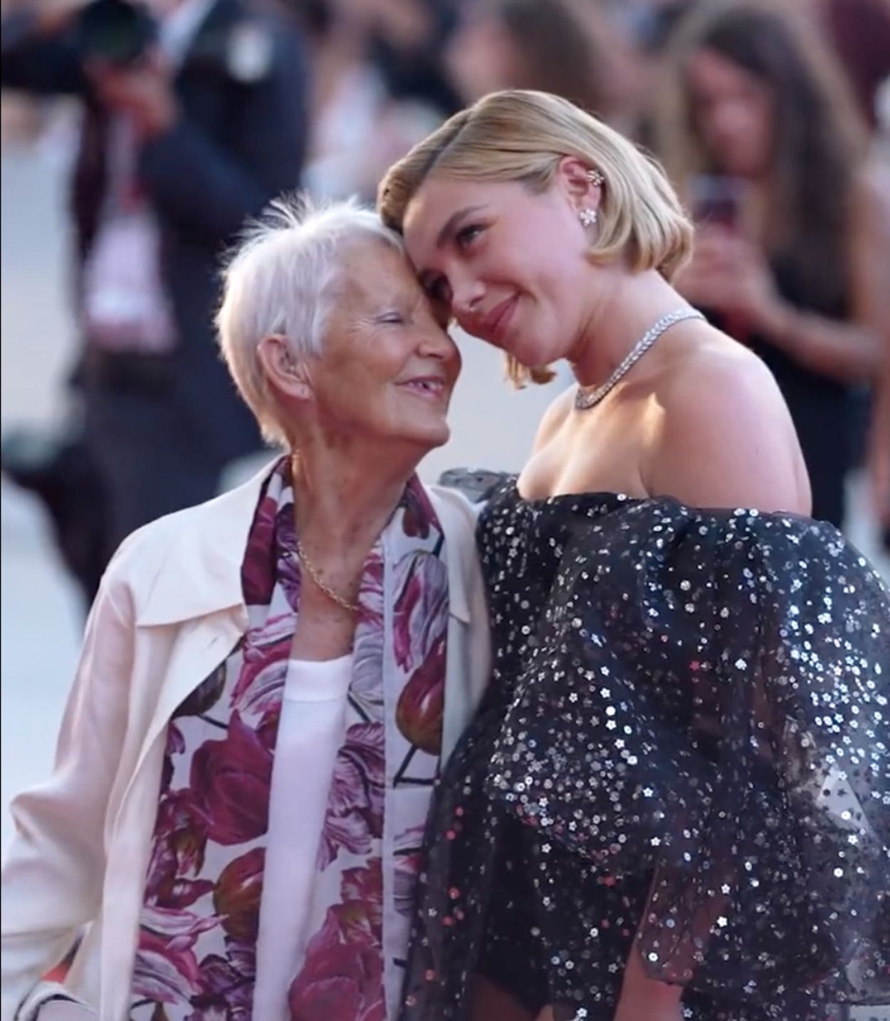 Florence Pugh convierte a su abuela en la estrella de la alfombra roja del Festival de Venecia