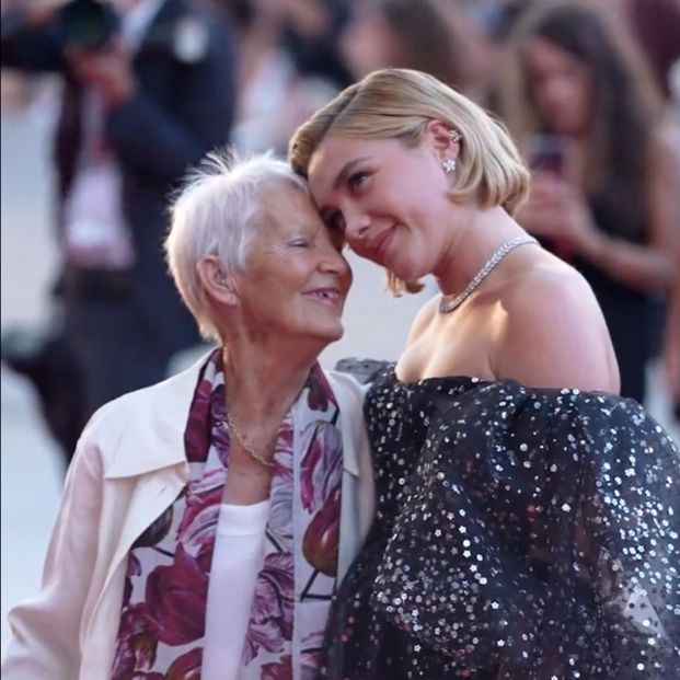 Florence Pugh convierte a su abuela en la estrella de la alfombra roja del Festival de Venecia