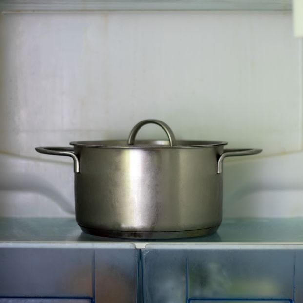 La razón por la que no debemos guardar la olla con comida en la nevera. Foto: Bigstock