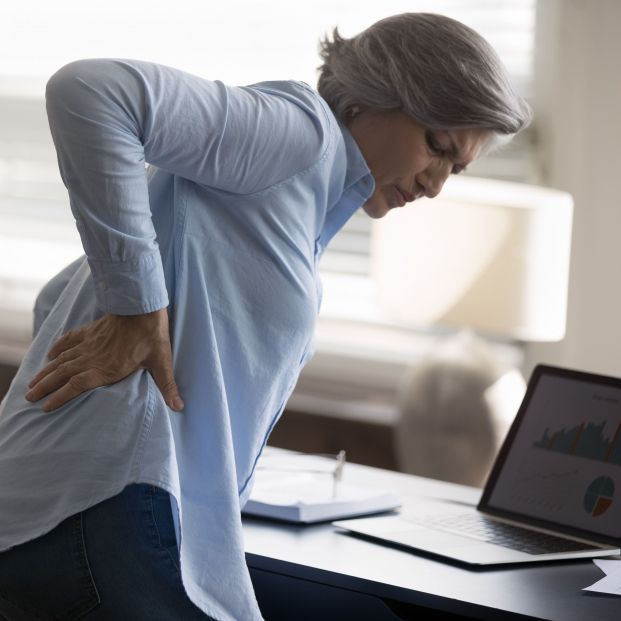 Cómo prevenir y aliviar el dolor de espalda en el trabajo. Foto: Bigstock