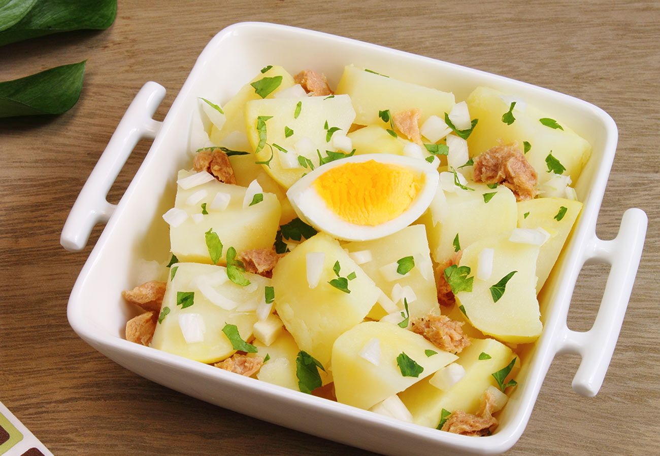Receta fácil y rápida de ensalada de patata atún y huevo. Foto: Bigstock