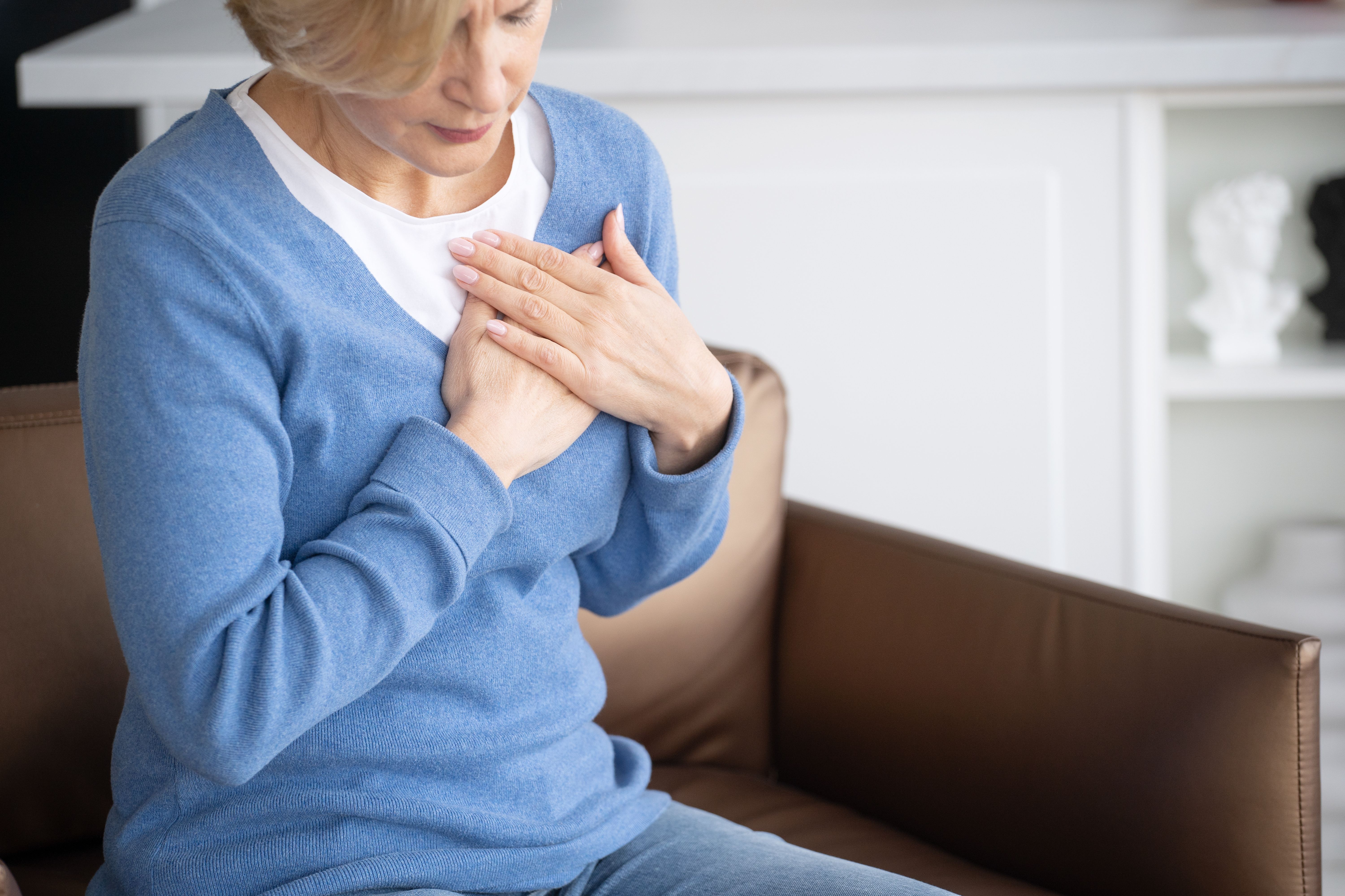 Estar sentada muchas horas aumenta el riesgo de muerte cardiovascular en mujeres mayores de 50 años. Foto: Bigstock