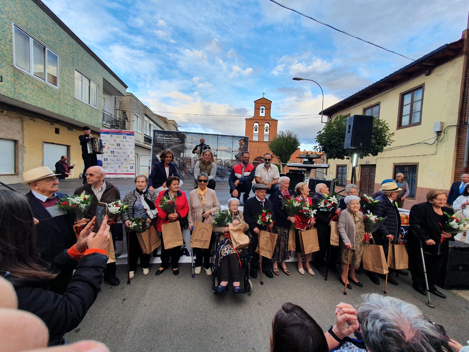 Un pueblo de León homenajea a los mayores de 90 años por "toda una vida de trabajo y sabiduría". Foto: Ayuntamiento de Santa María del Páramo