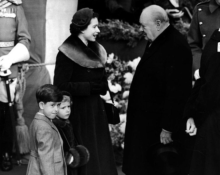 Churchill e Isabel II en 1953. Foto Wikipedia