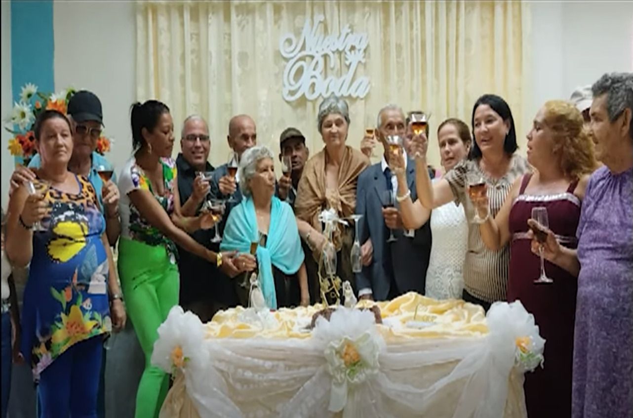 VÍDEO: Una residencia de mayores cubana celebra una boda doble entre cuatro de sus usuarios