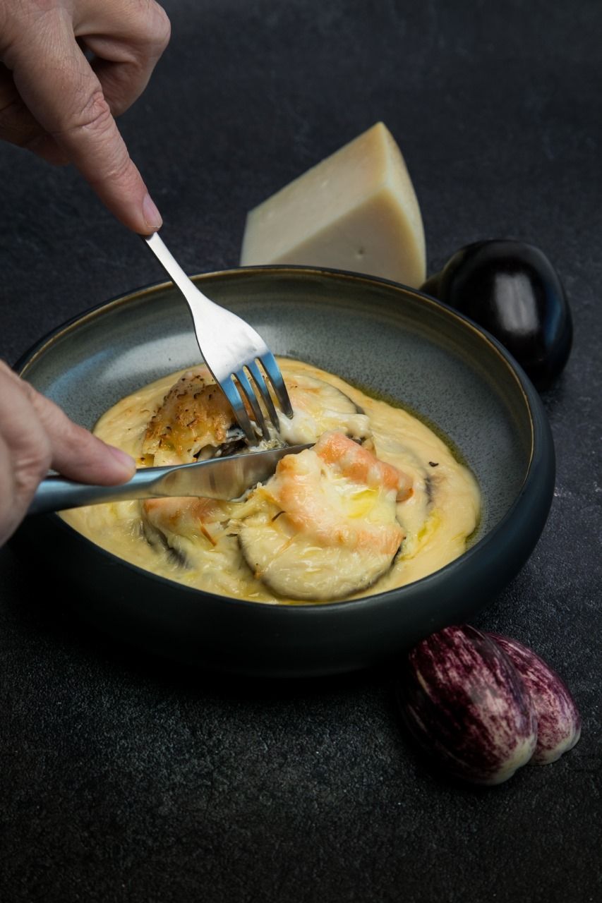 Cómo hacer unas deliciosas berenjenas a la crema, con jamón ibérico y gambas. Foto: 1.001 sabores