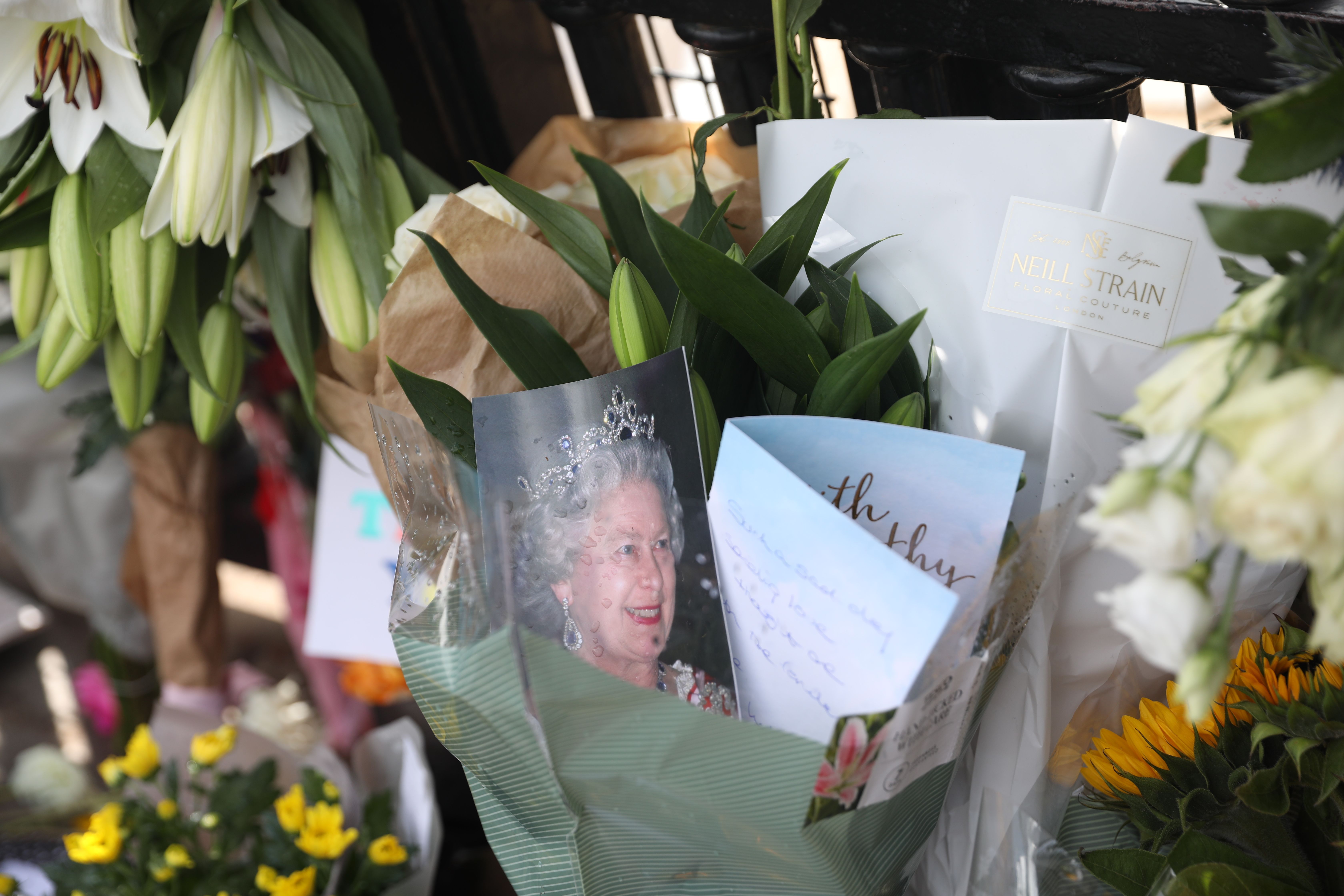 EuropaPress 4671621 flores imagenes recuerdo reina isabel ii buckingham palace septiembre 2022