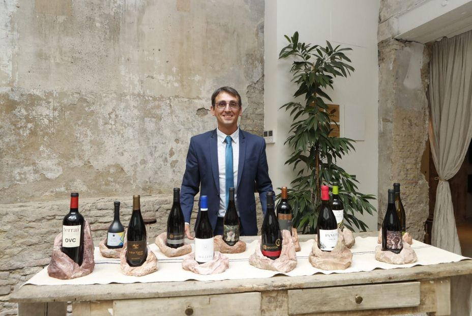 El sumiller Raúl Igual con los 12 vinos de la Colección Premium 2022