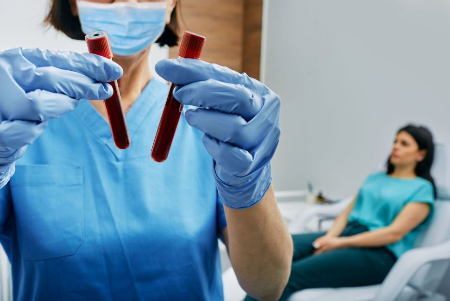 Cambio revolucionario: logran detectar varios tipos de cáncer con un simple análisis de sangre