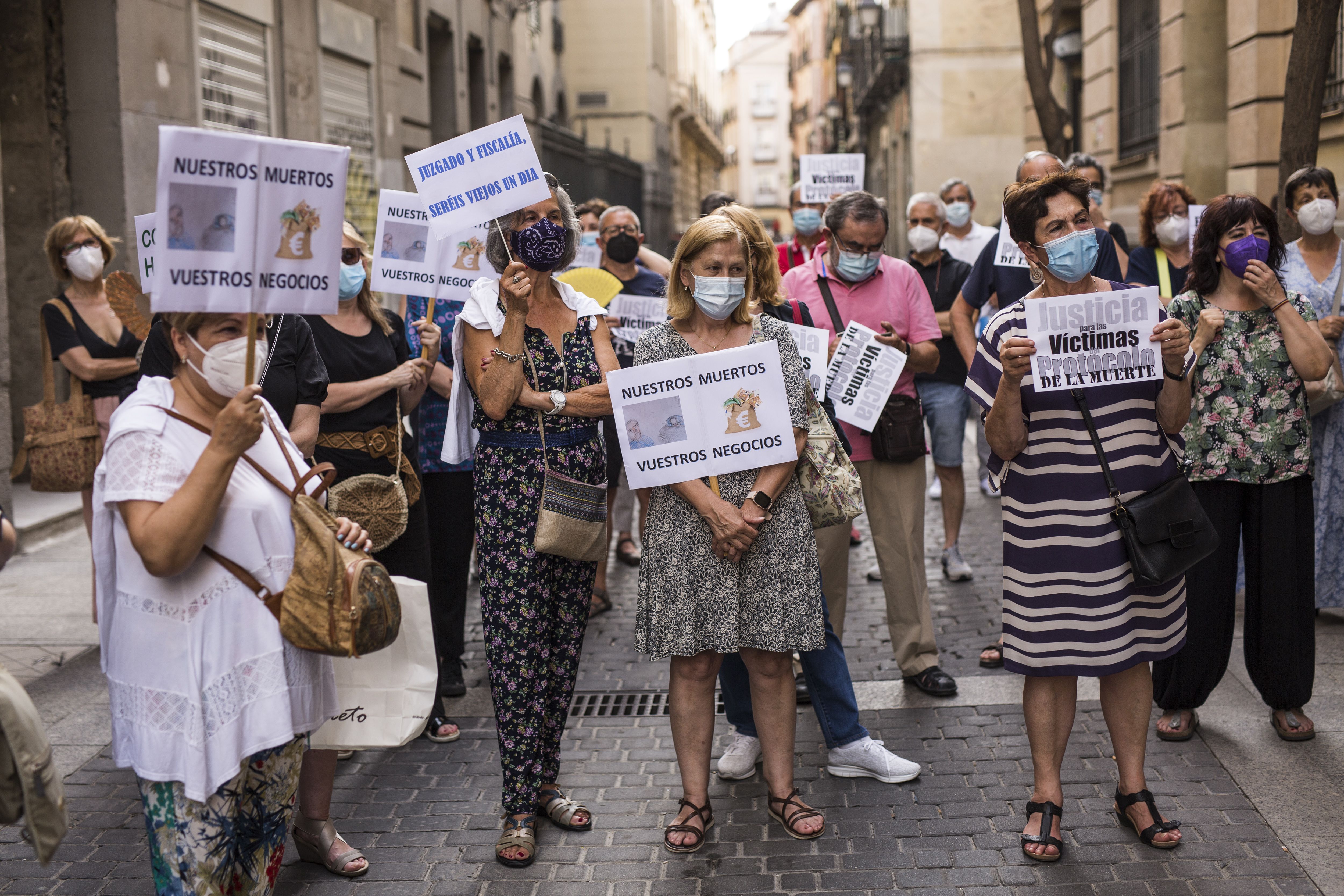 Las familias salen a la calle contra el nuevo modelo de residencias de mayores: "Hay vidas en juego"