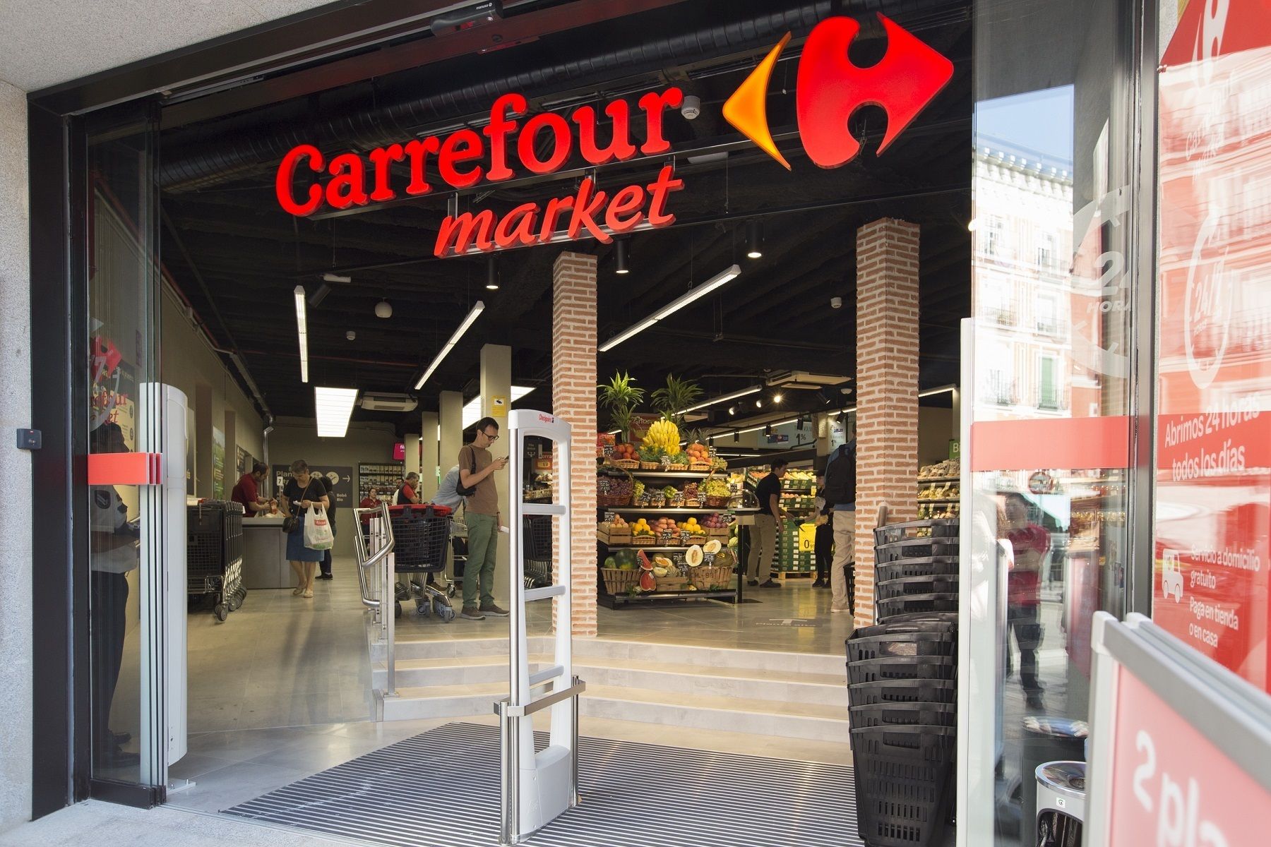 Sin leche, fruta, carne o pescado fresco: así es la cesta de Carrefour de 30 productos por 30 euros
