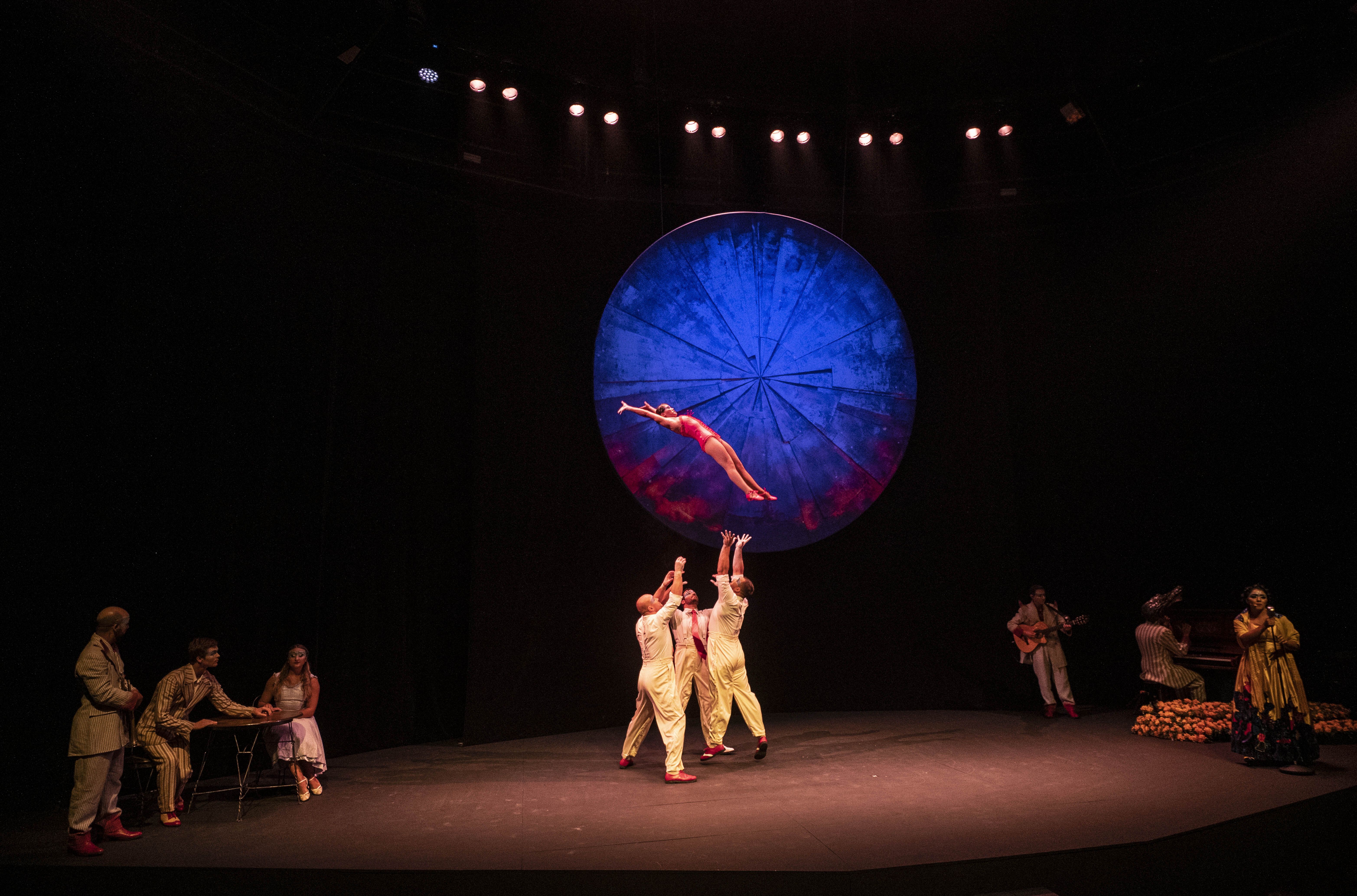 'Luzia', el espectáculo del Circo del Sol que incorpora una pared de agua para las acrobacias