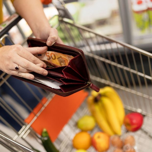 La cesta de la compra básica se encarece un 14%: casi 4 veces más de lo que han subido las pensiones