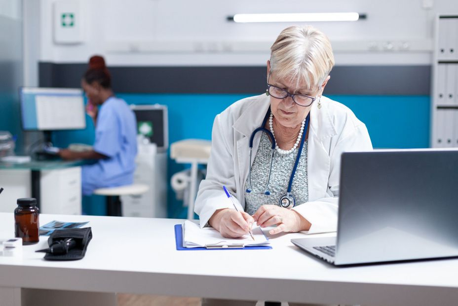 La OMS alerta de la próxima jubilación de un 40% de los médicos: "Es grave y preocupante"