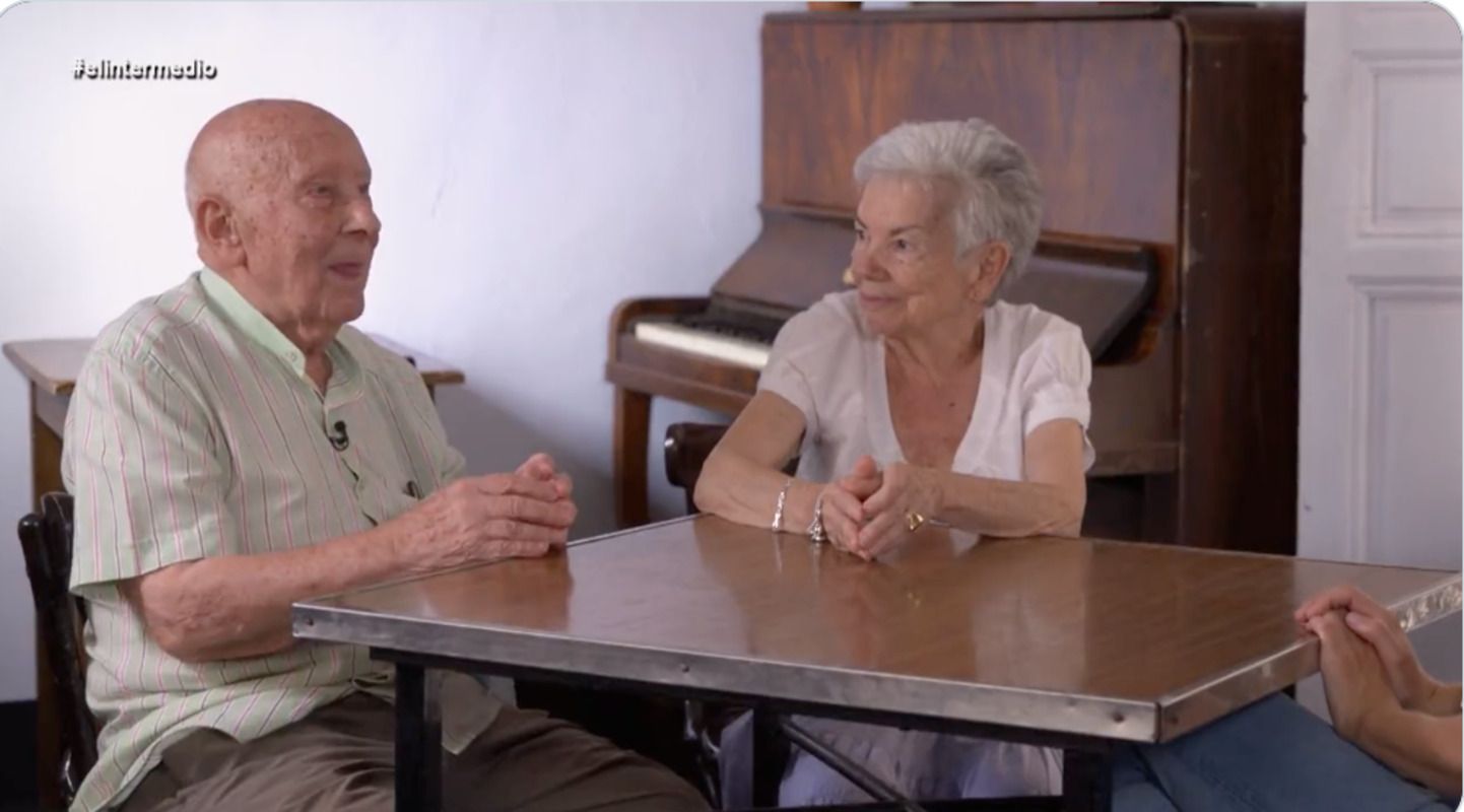 Antonio y Pilar combaten la soledad subiéndose a un escenario: "Si no estaríamos metidos en la cama" Antonio y Pilar combaten la soledad subiéndose a un escenario: "Si no estaríamos metidos en la cama"