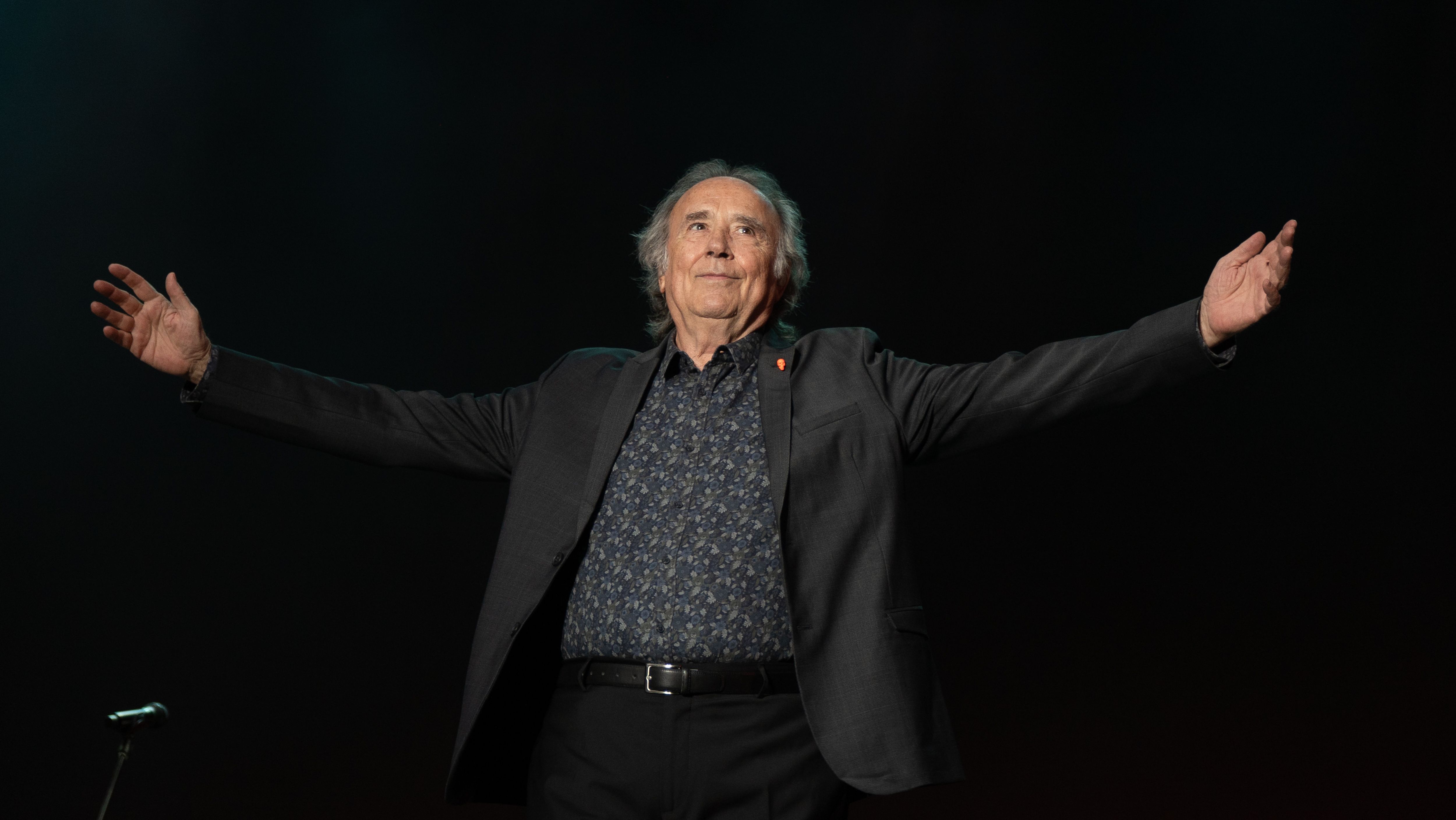 El emotivo poema de Serrat para los mayores: "Todo sería más fácil si entendiéramos que llevamos un viejo encima"