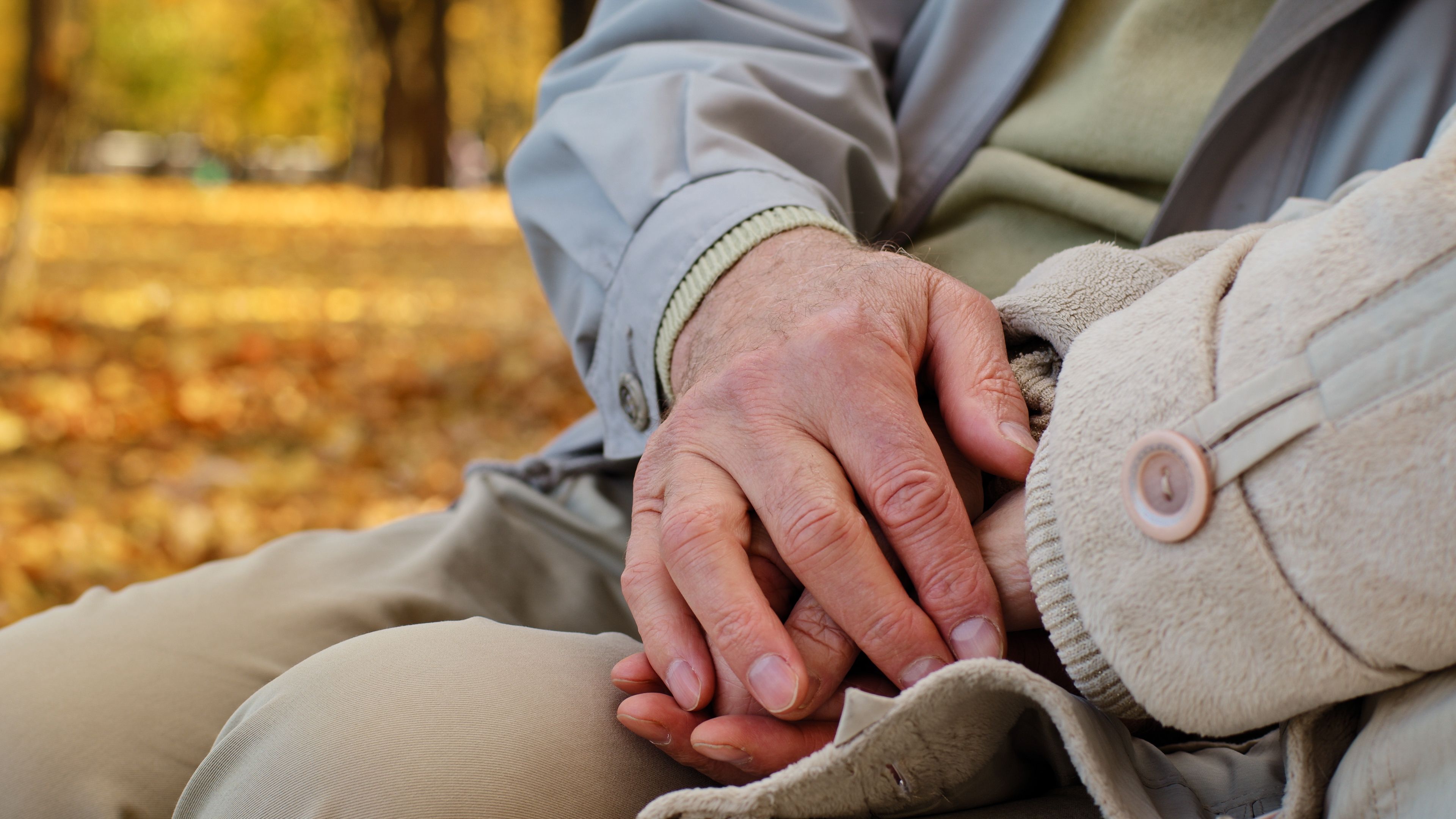 Un pueblo de Madrid homenajea a una pareja de nonagenarios conservando el banco donde descansaban. Foto: Bigstock