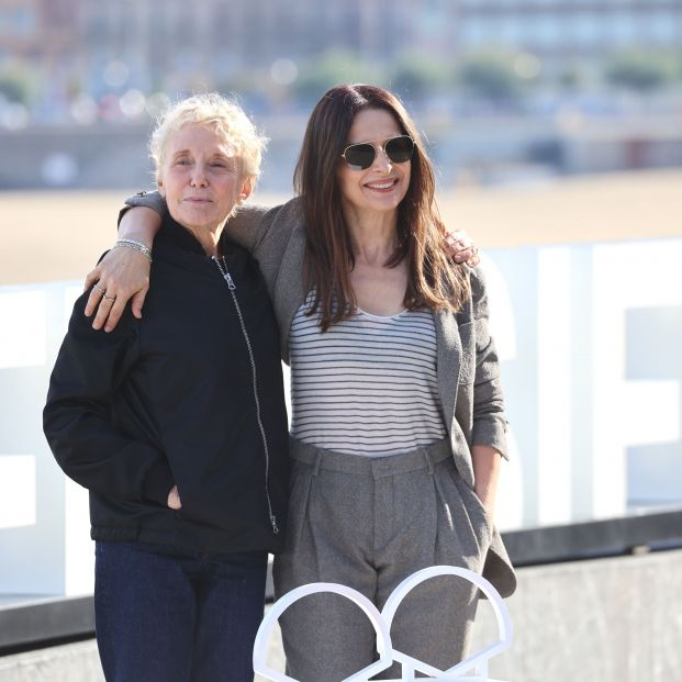 La madurez "es una cualidad" Por su parte, Claire Denis, cuya película Fuego aborda una relación entre los personajes de Binoche y del actor Vincent Lindon, ha considerado que la madurez "es una cualidad" y no debe ser un obstáculo para una intérprete. "Cuando filmaba a Juliette veía su belleza como algo más profundo, veía su fuerza y es lo que resplandece en ella", ha añadido.  La cineasta francesa ha lamentado que "esa idea de juventud vinculada al deseo es algo triste, algo que me da pena, como si hubiera muerto la sensualidad y el deseo". Foto: Europa Press