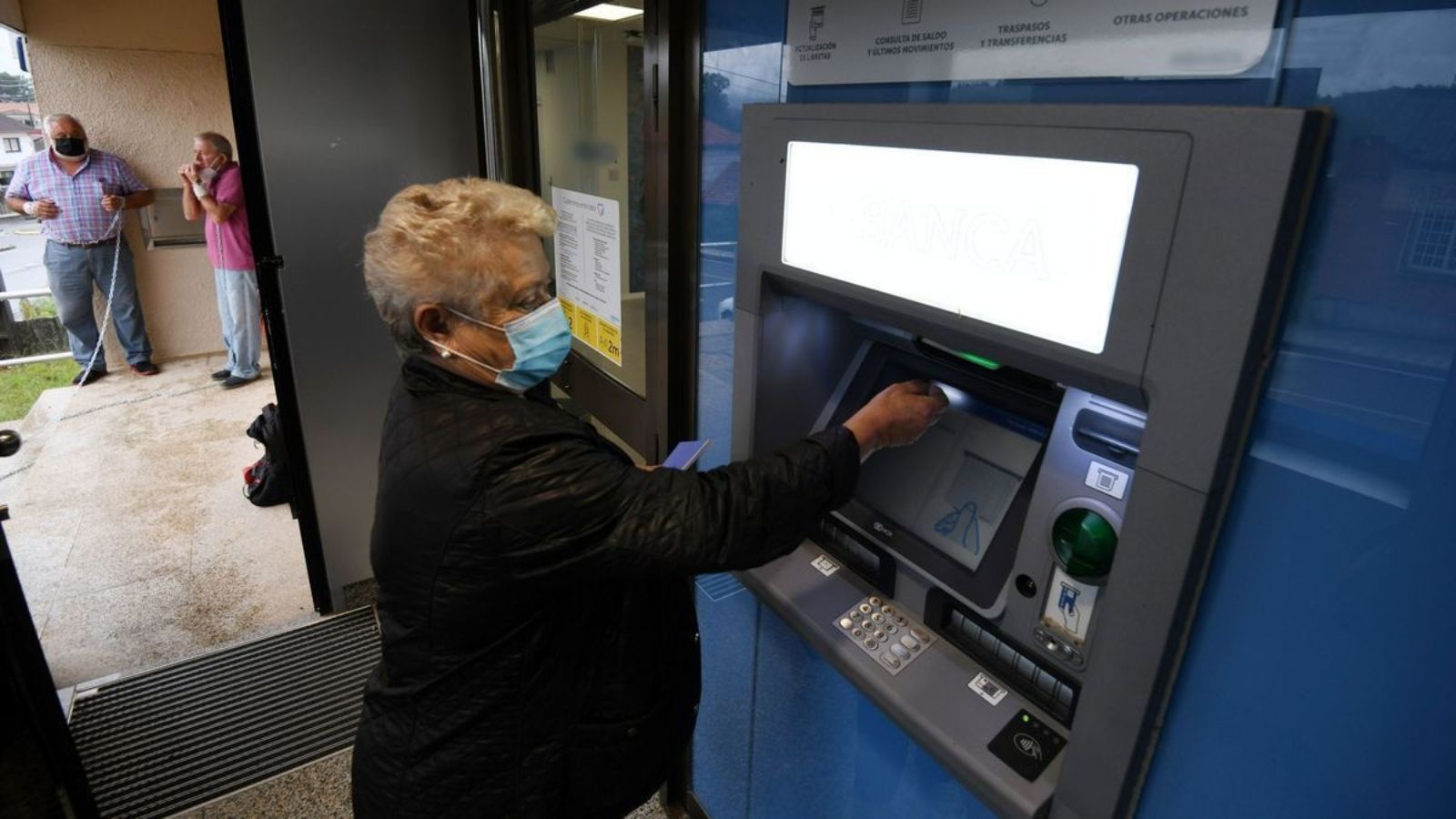 La banca retrasa la publicación del informe que evalúa si ha mejorado la atención a los mayores