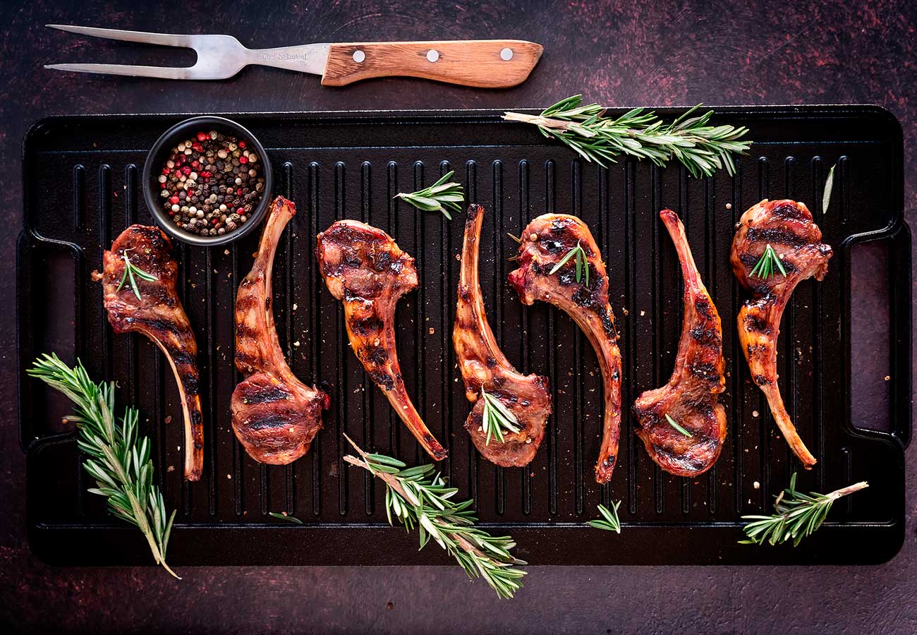 Parrillada de chuletas de cordero. Foto: Bigstock