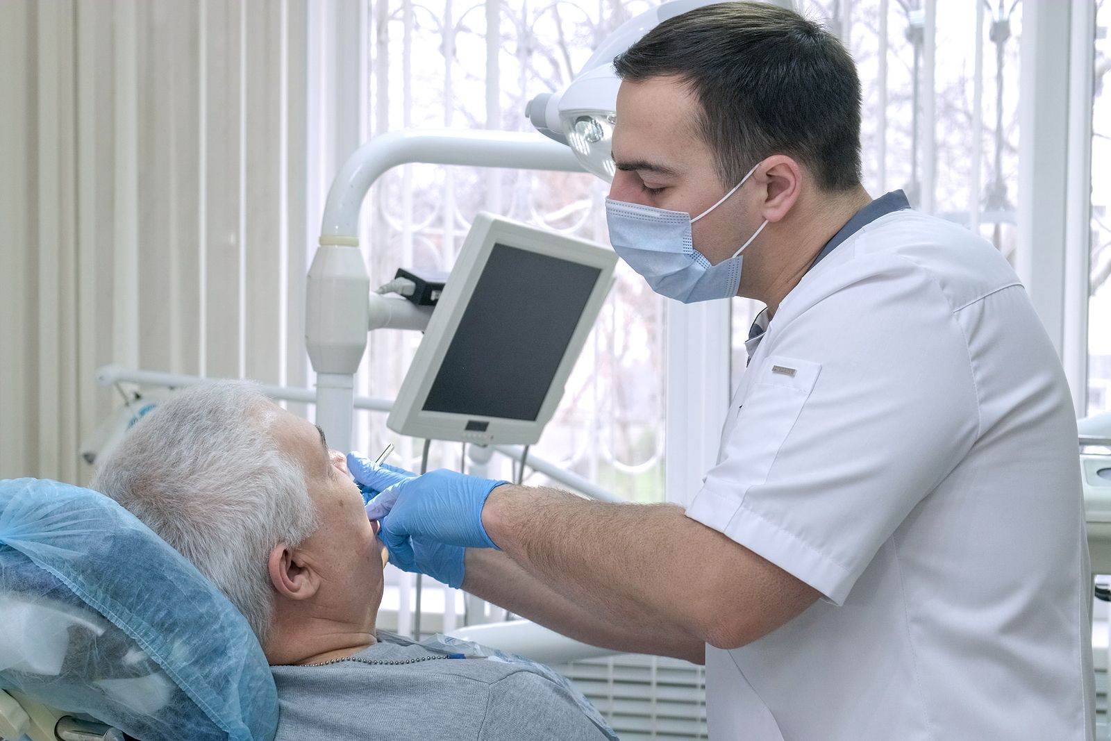 Madrid anuncia un plan de salud bucodental que incluye revisiones para mayores de 65 años. Más del 70% de las personas mayores de 65 años tienen las encías retraídas