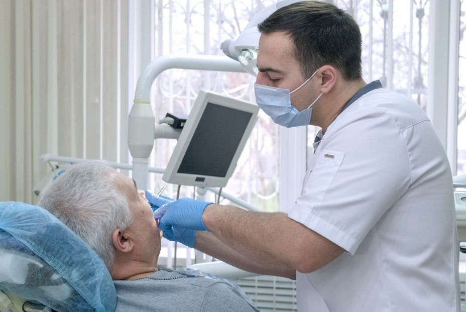 Madrid anuncia un plan de salud bucodental que incluye revisiones para mayores de 65 años