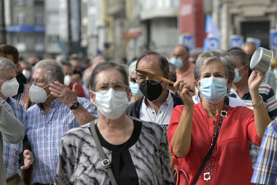 Los mayores responden a la autoevaluación de la banca: "Hay entidades donde nada ha cambiado"