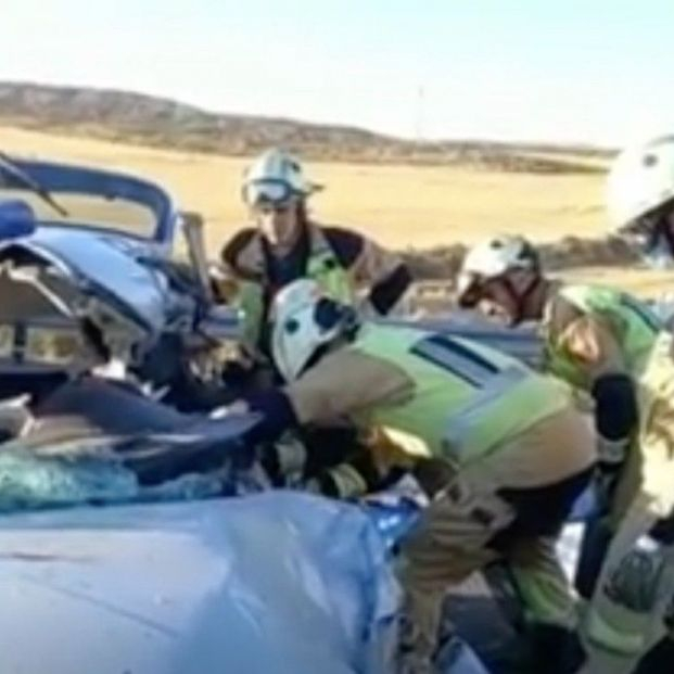 Mueren dos personas al colisionar un camión y un turismo en la AP-2 a la altura de Pina de Ebro