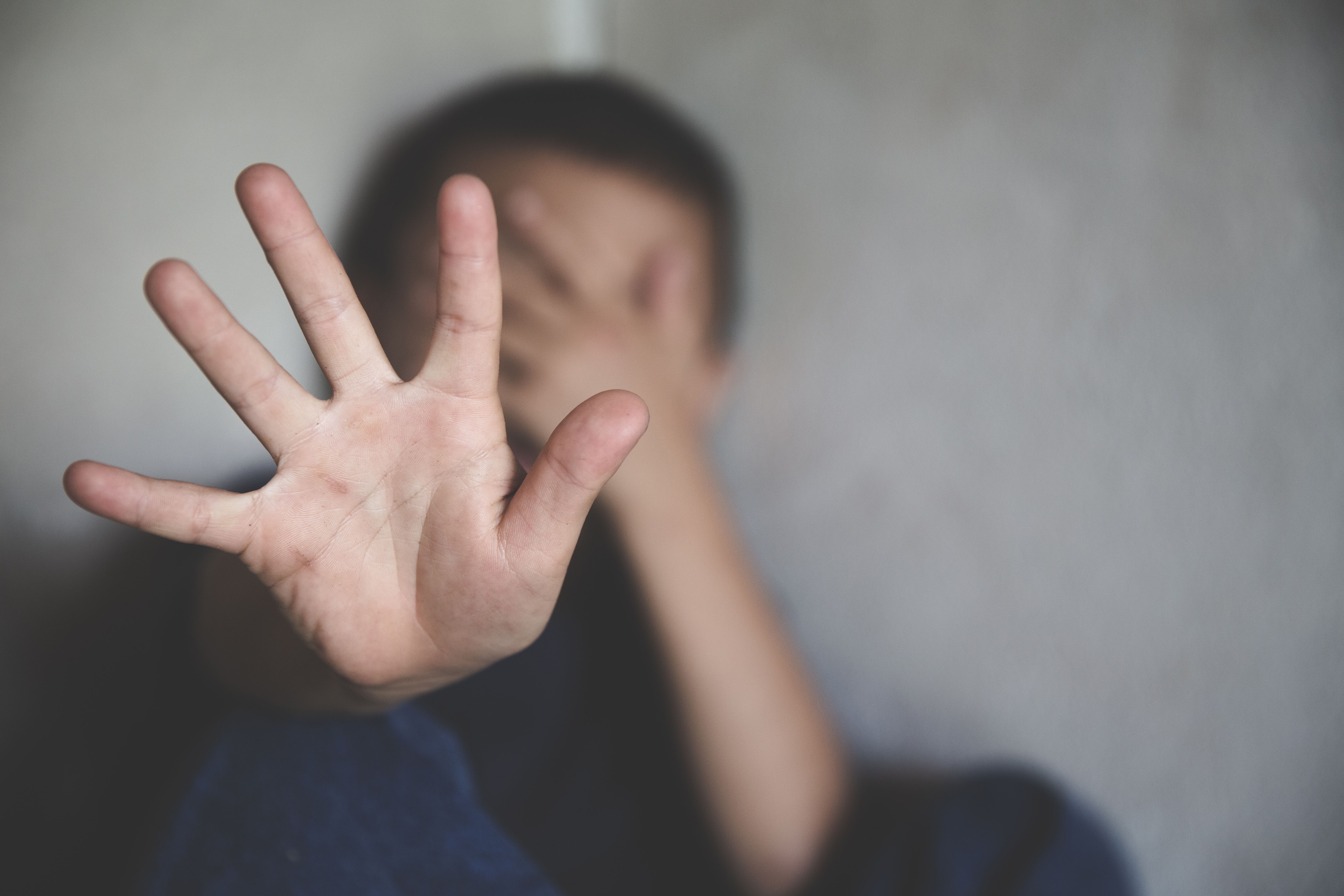 Denuncian a un padre por obligar a su hijo a comerse sus propias heces Denuncian a un padre por obligar a su hijo a comerse sus propias heces
