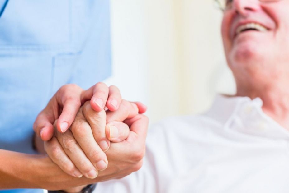 La forma de hablar de los cuidadores puede mejorar la comunicación con los pacientes de Alzheimer. Foto: Europa Press