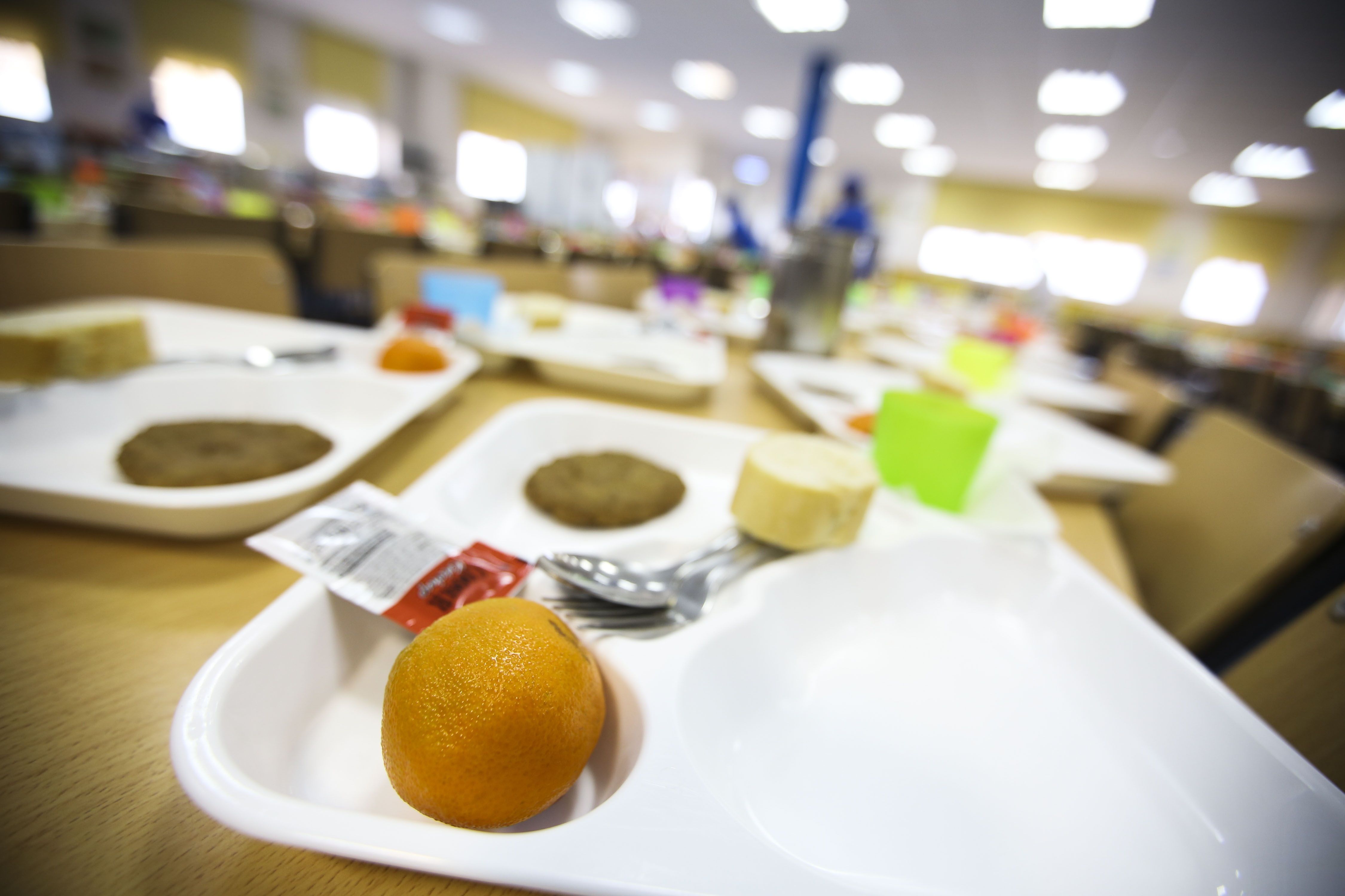 La inflación deja desiertos varios concursos para dar comidas en centros de mayores: "No compensa"