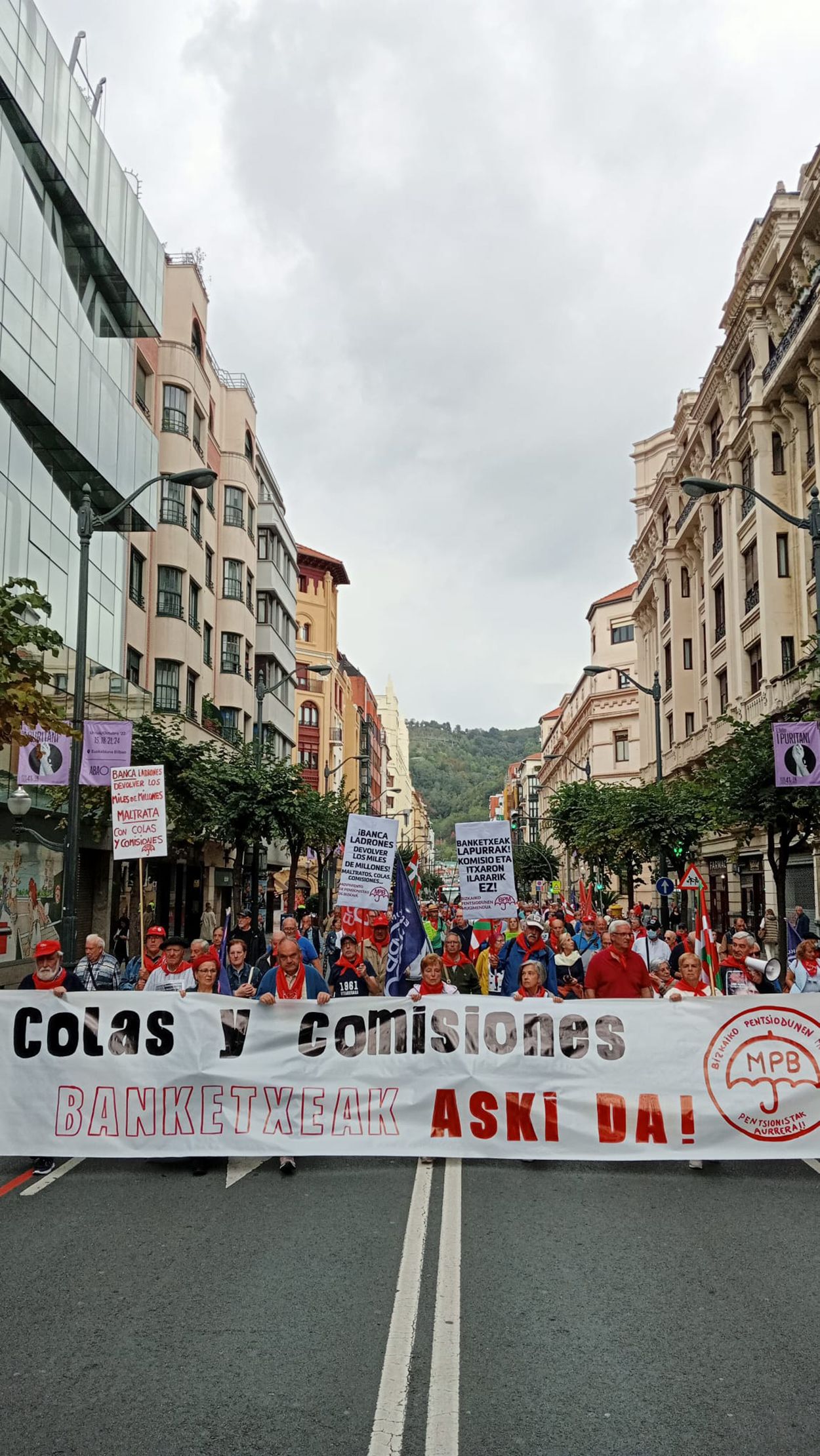 Pensionistas vascos se manifiestan contra los "abusos bancarios"