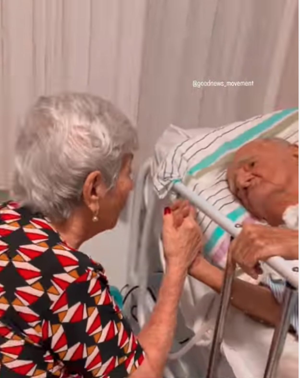 El emocionante vídeo de una mujer cántandole a su marido en el hospital
