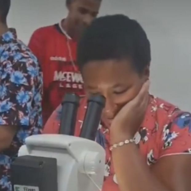 VÍDEO: Así reacciona una estudiante de 48 años al usar un microscopio por primera vez. Foto: Instagram