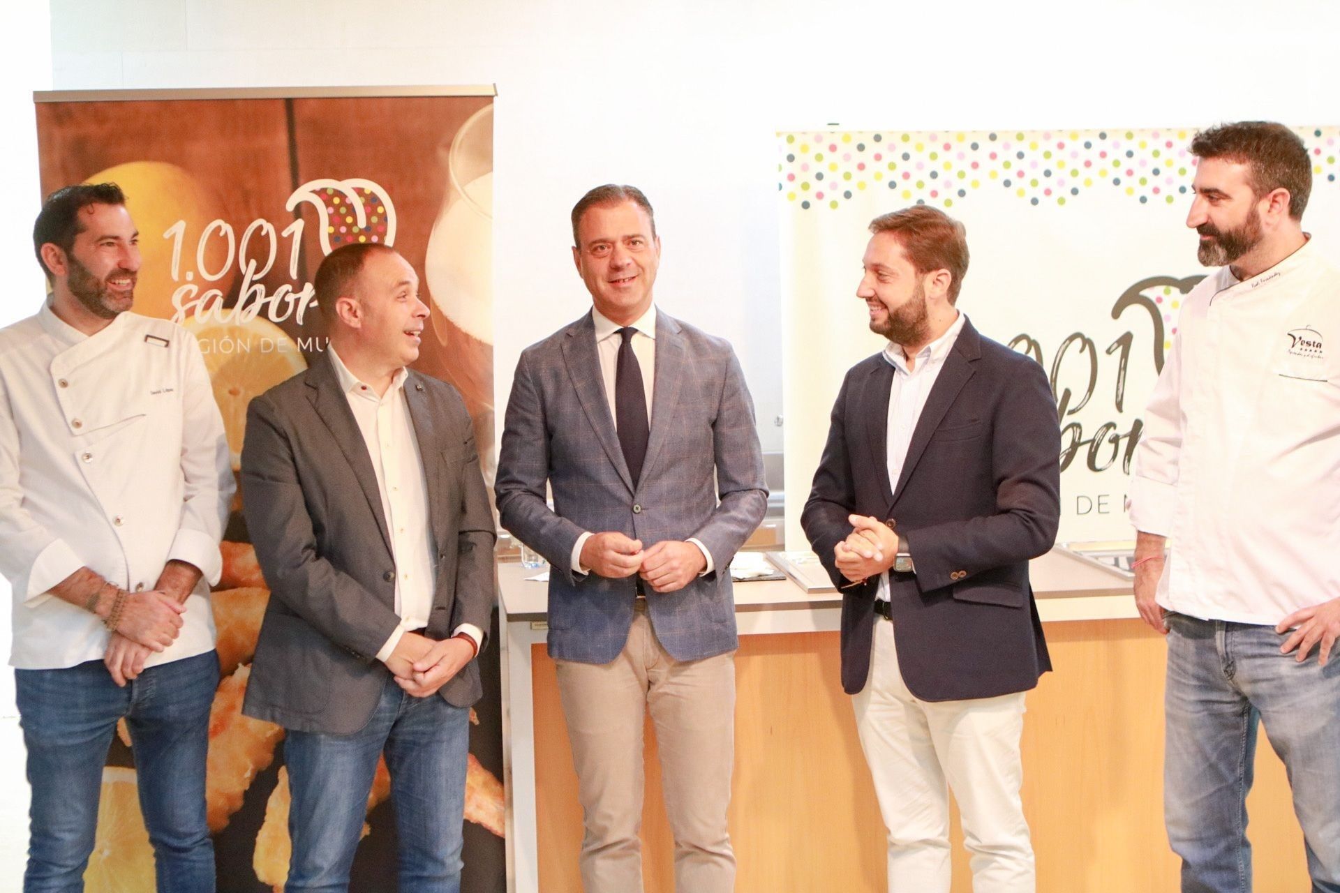 Amplia participación de '1.001 Sabores de la Región de Murcia' en San Sebastián Gastronomika. Marcos Ortuño, junto al director del Itrem, Juan Francisco Martínez (d) y el sumiller Pedro Martínez (i) Europa Press 